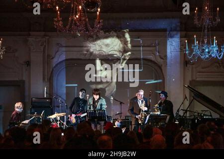 I Dead Cuts vivono sul palco al più bello tributo Star a David Bowie alla Bush Hall di Londra, che ha raccolto fondi per la ricerca sul cancro Foto Stock