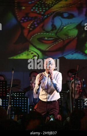 Jimmy Somerville, il frontman dei fomer Comunards, sul palco del più grazioso tributo Star a David Bowie presso la Bush Hall di Londra, che ha raccolto fondi per la ricerca sul cancro Foto Stock