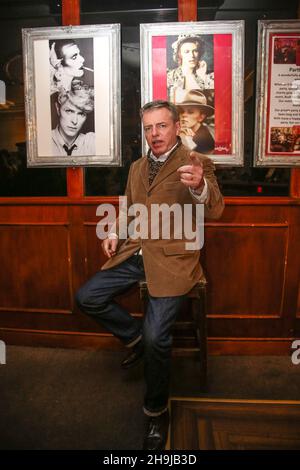 Suggs of Madnes (vero nome Graham McPherson) si pone per le foto prima di ospitare il più grazioso tributo Star a David Bowie alla Bush Hall di Londra, che ha raccolto fondi per la ricerca sul cancro Foto Stock