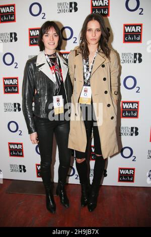 Sam Rollinson (a sinistra) e Charlotte Wiggins in arrivo alla Guerra Bambini prestazione concerto da Firenze e la macchina a St John alla Chiesa di Hackney a Londra come parte della settimana dei Brins 2016 Foto Stock