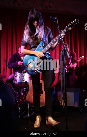 Lou Doillon, figlia di Jane Birkin e del regista francese Jacques Doillon e in precedenza il volto di Givenchy, si esibisce dal vivo sul palco con la sua band il primo giorno del suo nuovo tour al Bush Hall di Londra Foto Stock