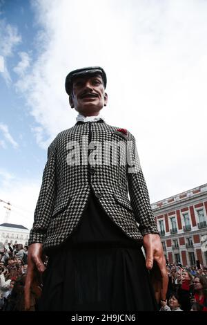 Un modello di un uomo Madrileno vestito tipicamente. Viste generali a Madrid durante il festival di San Isidro del 2016 con cabuzedos (grandi modelli di figure storiche) Foto Stock