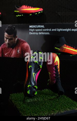 Da una serie di vedute generali del negozio di sport DW nel centro di Arndale a Manchester intorno al lancio della nuova scarpa da calcio Nike Mercurial. Foto Stock