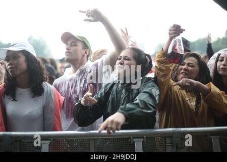 Festival goers che resistono piogge pesanti il primo giorno del festival Field Day. Da una serie di vedute generali il giorno 2 del Field Day Festival 2016 a Victoria Park a Londra Foto Stock