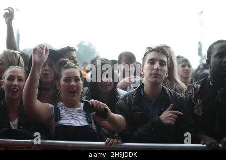 Festival goers che resistono piogge pesanti il primo giorno del festival Field Day. Da una serie di vedute generali il giorno 2 del Field Day Festival 2016 a Victoria Park a Londra Foto Stock