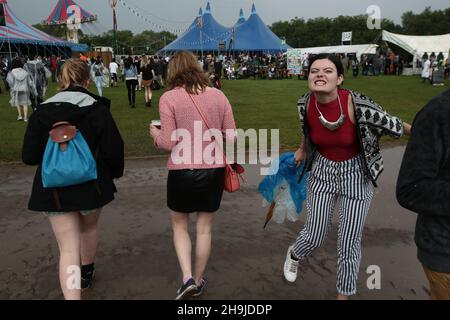 Festival goers che resistono piogge pesanti il primo giorno del festival Field Day. Da una serie di vedute generali il giorno 2 del Field Day Festival 2016 a Victoria Park a Londra Foto Stock