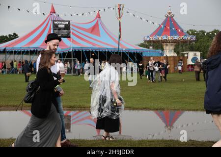 Festival goers che resistono piogge pesanti il primo giorno del festival Field Day. Da una serie di vedute generali il giorno 2 del Field Day Festival 2016 a Victoria Park a Londra Foto Stock