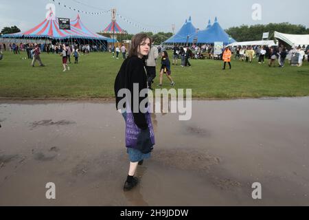 Festival goers che resistono piogge pesanti il primo giorno del festival Field Day. Da una serie di vedute generali il giorno 2 del Field Day Festival 2016 a Victoria Park a Londra Foto Stock