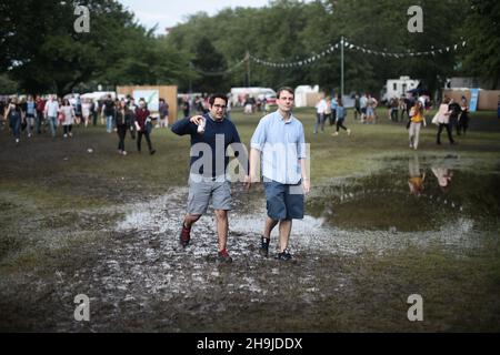 Festival goers che resistono piogge pesanti il primo giorno del festival Field Day. Da una serie di vedute generali il giorno 2 del Field Day Festival 2016 a Victoria Park a Londra Foto Stock