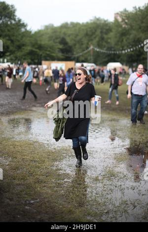 Festival goers che resistono piogge pesanti il primo giorno del festival Field Day. Da una serie di vedute generali il giorno 2 del Field Day Festival 2016 a Victoria Park a Londra Foto Stock