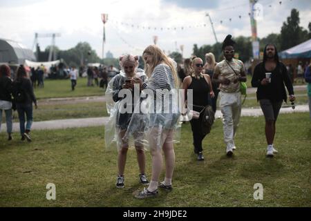 Festival goers che resistono piogge pesanti il primo giorno del festival Field Day. Da una serie di vedute generali il giorno 2 del Field Day Festival 2016 a Victoria Park a Londra Foto Stock