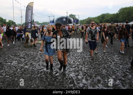 Festival goers che resistono piogge pesanti il primo giorno del festival Field Day. Da una serie di vedute generali il giorno 2 del Field Day Festival 2016 a Victoria Park a Londra Foto Stock