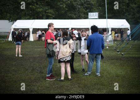 Festival goers che resistono piogge pesanti il primo giorno del festival Field Day. Da una serie di vedute generali il giorno 2 del Field Day Festival 2016 a Victoria Park a Londra Foto Stock