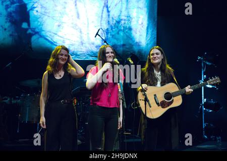 Gli Staves (l-r: Sorelle Emily, Milly e Jessica Staveley Taylor) si esibiscono dal vivo sul palco del Festival Hall presso il South Bank Center nell'ambito del Meltdown Festival curato da Guy Garvey Foto Stock