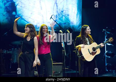 Gli Staves (l-r: Sorelle Emily, Milly e Jessica Staveley Taylor) si esibiscono dal vivo sul palco del Festival Hall presso il South Bank Center nell'ambito del Meltdown Festival curato da Guy Garvey Foto Stock