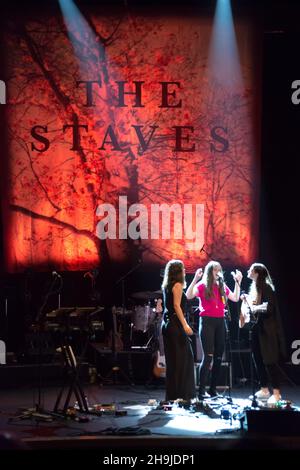 Gli Staves (l-r: Sorelle Emily, Milly e Jessica Staveley Taylor) si esibiscono dal vivo sul palco del Festival Hall presso il South Bank Center nell'ambito del Meltdown Festival curato da Guy Garvey Foto Stock