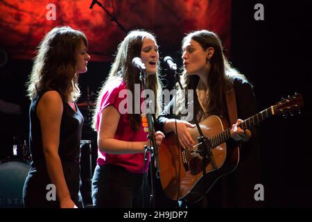 Gli Staves (l-r: Sorelle Emily, Milly e Jessica Staveley Taylor) si esibiscono dal vivo sul palco del Festival Hall presso il South Bank Center nell'ambito del Meltdown Festival curato da Guy Garvey Foto Stock