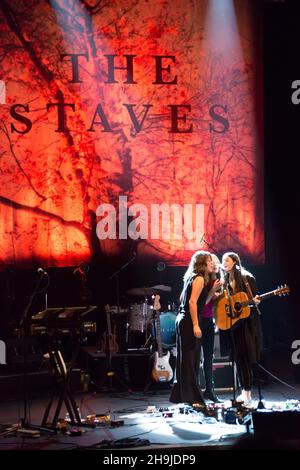 Gli Staves (l-r: Sorelle Emily, Milly e Jessica Staveley Taylor) si esibiscono dal vivo sul palco del Festival Hall presso il South Bank Center nell'ambito del Meltdown Festival curato da Guy Garvey Foto Stock