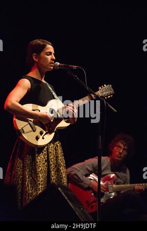 Jesca Hoop si esibisce dal vivo sul palco del Festival Hall presso il South Bank Center al Meltdown Festival che sostiene Guy Garvey Foto Stock