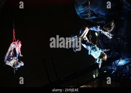 Attori che si esibiscono nello spettacolo Metamorphosis di Arcadia al festival Glastonbury 2016. Da una serie di foto scattate il giorno (Mercoledì) Glastonbury 2016 aperto al pubblico. Foto Stock