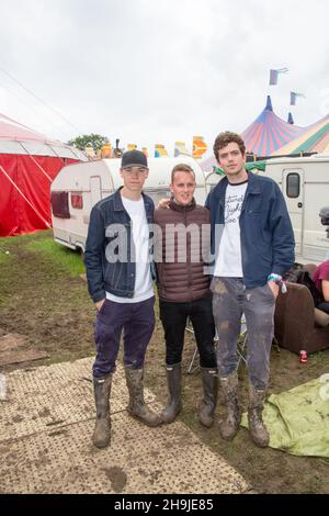 Will Poulter, (attore) Chris Foggin (regista) e Preston Thompson (scrittore e attore) (da sinistra a destra) posando per le foto backstage al Pilton Palais prima della prima in inglese del loro film Kids in Love la Domenica del 2016 Glastonbury Festival on Worthy Farm a Somerset Foto Stock