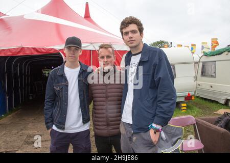 Will Poulter, (attore) Chris Foggin (regista) e Preston Thompson (scrittore e attore) (da sinistra a destra) posando per le foto backstage al Pilton Palais prima della prima in inglese del loro film Kids in Love la Domenica del 2016 Glastonbury Festival on Worthy Farm a Somerset Foto Stock