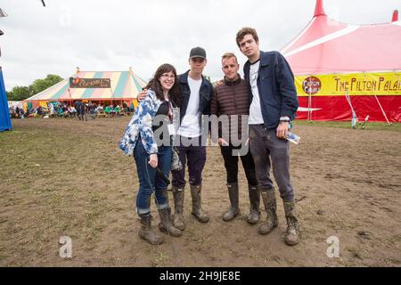 Helen o'Hara (redattore di Empire Magazine), Will Poulter, (attore) Chris Foggin (regista) e Preston Thompson (scrittore e attore) (da sinistra a destra) Posa per le foto fuori dal Pilton Palais prima della prima inglese del loro film Kids in Love la Domenica del Glastonbury Festival 2016 su Worthy Farm in Somerset Foto Stock