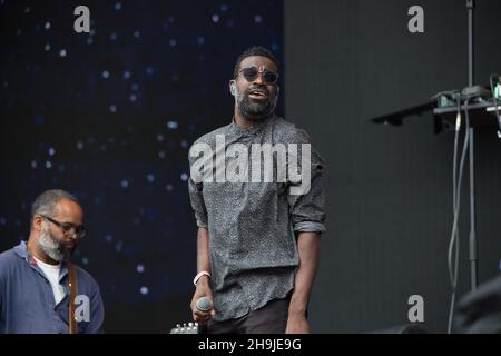 Il Tunde Adebimpe della TV sulla radio si esibisce dal vivo sul palco di Great Oak al British Summer Time (BST) Festival 2016 di Hyde Park, Londra Foto Stock