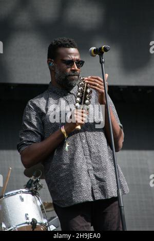 Il Tunde Adebimpe della TV sulla radio si esibisce dal vivo sul palco di Great Oak al British Summer Time (BST) Festival 2016 di Hyde Park, Londra Foto Stock