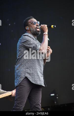 Il Tunde Adebimpe della TV sulla radio si esibisce dal vivo sul palco di Great Oak al British Summer Time (BST) Festival 2016 di Hyde Park, Londra Foto Stock