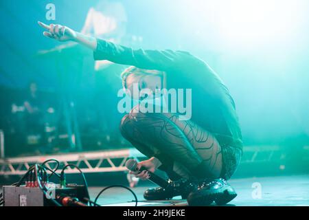 Il cantante danese Mo (vero nome Karen Marie Orsted) si esibisce dal vivo sul palco della BBC 6 Music al festival Latitude 2016 di Southwold, Suffolk Foto Stock