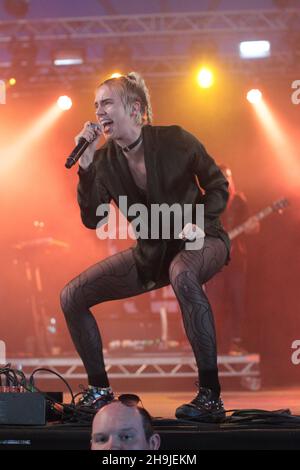 Il cantante danese Mo (vero nome Karen Marie Orsted) si esibisce dal vivo sul palco della BBC 6 Music al festival Latitude 2016 di Southwold, Suffolk Foto Stock