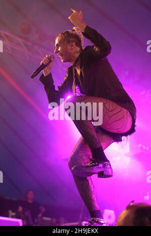 Il cantante danese Mo (vero nome Karen Marie Orsted) si esibisce dal vivo sul palco della BBC 6 Music al festival Latitude 2016 di Southwold, Suffolk Foto Stock