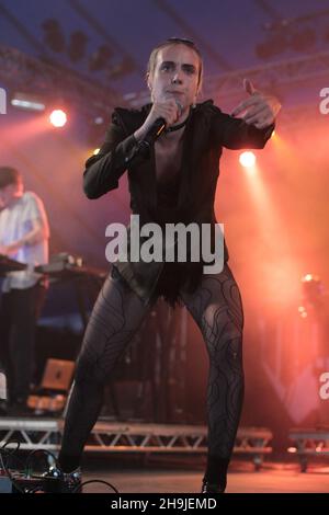 Il cantante danese Mo (vero nome Karen Marie Orsted) si esibisce dal vivo sul palco della BBC 6 Music al festival Latitude 2016 di Southwold, Suffolk Foto Stock