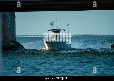 Una famiglia corre su una barca sotto la Overseas Highway vicino a Big Pine Key, Florida, USA. Foto Stock