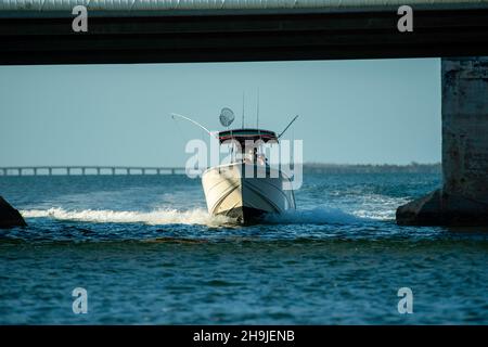 Una famiglia corre su una barca sotto la Overseas Highway vicino a Big Pine Key, Florida, USA. Foto Stock