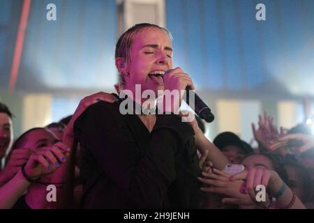 Il cantante danese Mo (vero nome Karen Marie Orsted) si esibisce dal vivo sul palco della BBC 6 Music al festival Latitude 2016 di Southwold, Suffolk Foto Stock