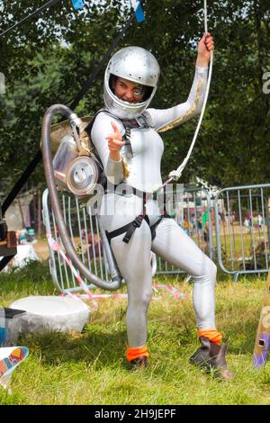 Emily Essery della compagnia teatrale Enfants Terribles che ha eseguito il fantastico laboratorio esplorativo volante al Latitude Festival del 2016 Foto Stock