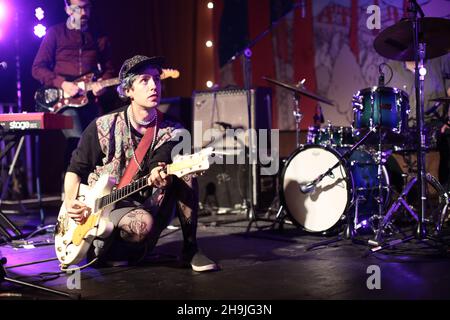 Ezra Furman e i boyfriends che fanno un concerto segreto sulla tenda Tipi il giorno 1 (Giovedi) del 2016 fine del Road Festival in Larmer Tree Gardens in Dorset. Data foto: Giovedì 1 settembre 2016. Il credito fotografico dovrebbe essere: Richard Grey/ EMPICS Entertainment. Foto Stock