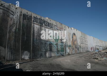 Una vista del muro di separazione vicino al punto di controllo Qalandya sulla riva occidentale della Palestina. Da una serie di foto commissionate da ONG britanniche, Medical Aid for Palestinesi (MAP). Il credito fotografico dovrebbe essere: Richard Grey/Empics Entertainment Foto Stock