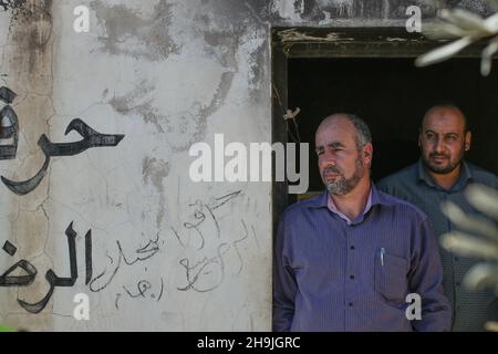 Due parenti della famiglia Dawabsheh si trovavano all'ingresso della casa che fu bombardata dai coloni israeliani e la famiglia uccisa. Da una serie di foto commissionate da ONG britanniche, Medical Aid for Palestinesi (MAP). Il credito fotografico dovrebbe essere: Richard Grey/Empics Entertainment Foto Stock