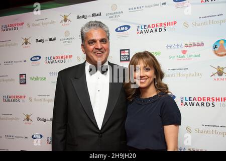 Bal Sambra (direttore commerciale della BBC) e Riz Lateef (emittente della BBC London) in posa per le foto prima dei 2016 GG2 Leadership Awards al Park Plaza Westminster Hotel. Data della foto: Giovedì 20 ottobre 2016. Il credito fotografico dovrebbe essere: Richard Grey/EMPICS Entertainment. Foto Stock