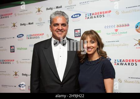 Bal Sambra (direttore commerciale della BBC) e Riz Lateef (emittente della BBC London) in posa per le foto prima dei 2016 GG2 Leadership Awards al Park Plaza Westminster Hotel. Data della foto: Giovedì 20 ottobre 2016. Il credito fotografico dovrebbe essere: Richard Grey/EMPICS Entertainment. Foto Stock