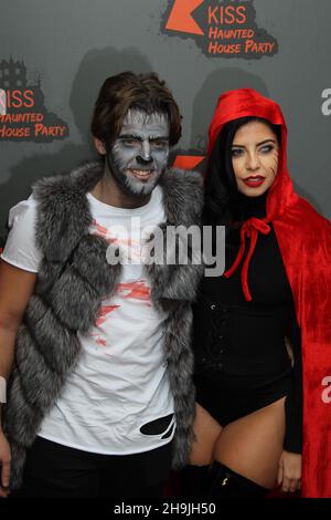Nathan Massey e Cara de la Hoyd arrivano sul tappeto rosso al KISS Haunted House Party del 2016 alla Wembley Arena di Londra. Data foto: Giovedì 27 ottobre 2016. Il credito fotografico dovrebbe essere: Richard Grey/EMPICS Entertainment Foto Stock