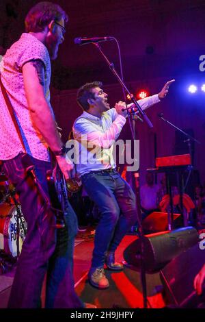 Scouting for Girls si esibisce dal vivo sul palco alla Bush Hall di Londra, celebrando il 10° anniversario dell'uscita del loro primo album. Data della foto: Martedì 14 febbraio 2017. Il credito fotografico dovrebbe essere: Richard Grey/ EMPICS Entertainment. Foto Stock