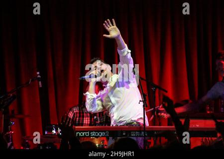 Roy Stride di Scouting for Girls si esibisce dal vivo sul palco al Bush Hall di Londra, celebrando il 10° anniversario della pubblicazione del loro primo album. Data della foto: Martedì 14 febbraio 2017. Il credito fotografico dovrebbe essere: Richard Grey/ EMPICS Entertainment. Foto Stock