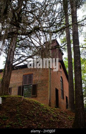 Rocky Springs Methodist Church, un'antica chiesa di campagna. Rocky Springs, un sito cittadino abbandonato, lungo la Natchez Trace Parkway, Mississippi, USA. Foto Stock