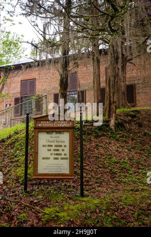 Rocky Springs Methodist Church, un'antica chiesa di campagna. Rocky Springs, un sito cittadino abbandonato, lungo la Natchez Trace Parkway, Mississippi, USA. Foto Stock