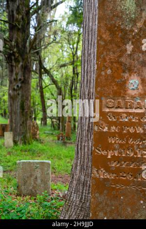 Cimitero presso la chiesa metodista di Rocky Springs, un'antica chiesa di campagna. Rocky Springs, un sito cittadino abbandonato, lungo la Natchez Trace Parkway, Mississippi Foto Stock