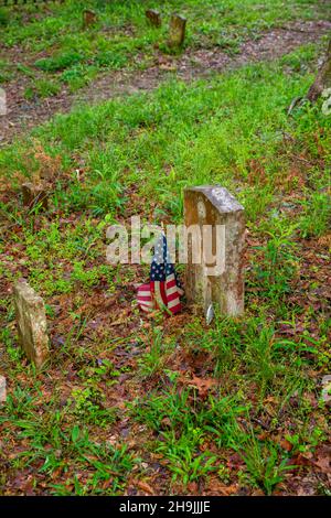 Cimitero presso la chiesa metodista di Rocky Springs, un'antica chiesa di campagna. Rocky Springs, un sito cittadino abbandonato, lungo la Natchez Trace Parkway, Mississippi Foto Stock